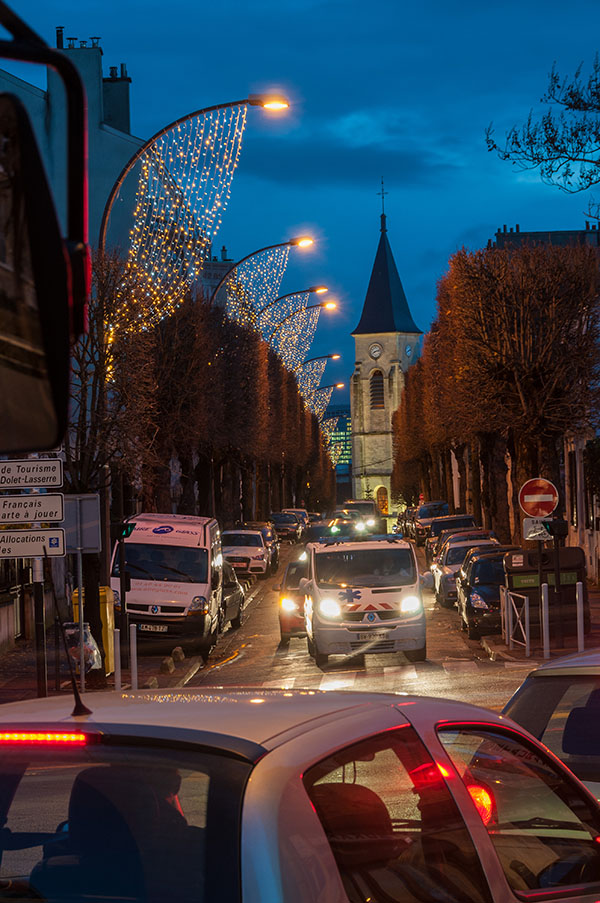 Mots clefs: 2011 – Culte – Eglise Saint Etienne – Mobilier urbain – Nuit – Paysage urbain – Place du 11 novembre – Quartier "Les Hauts d’Issy" – Rue de l’Abbé Grégoire