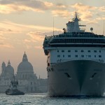 Un bateau de croisière sur le grand canal à Venise. www.dehesdin.eu